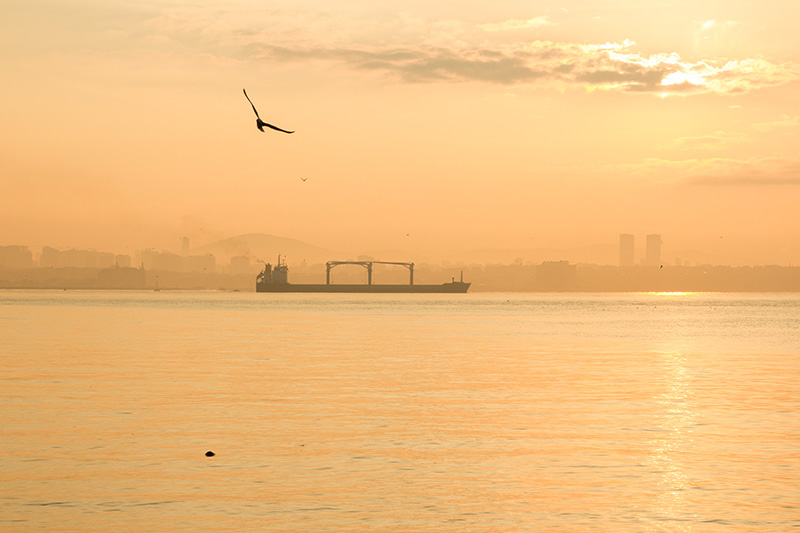 На набережной Мраморного моря можно встретить рассвет